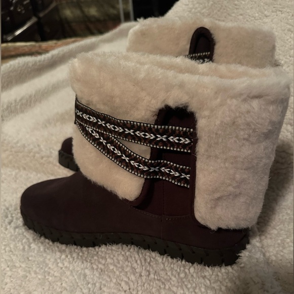 Muk Luk Flexi Montauk winter ankle boots.
Size 11 - Picture 2 of 10